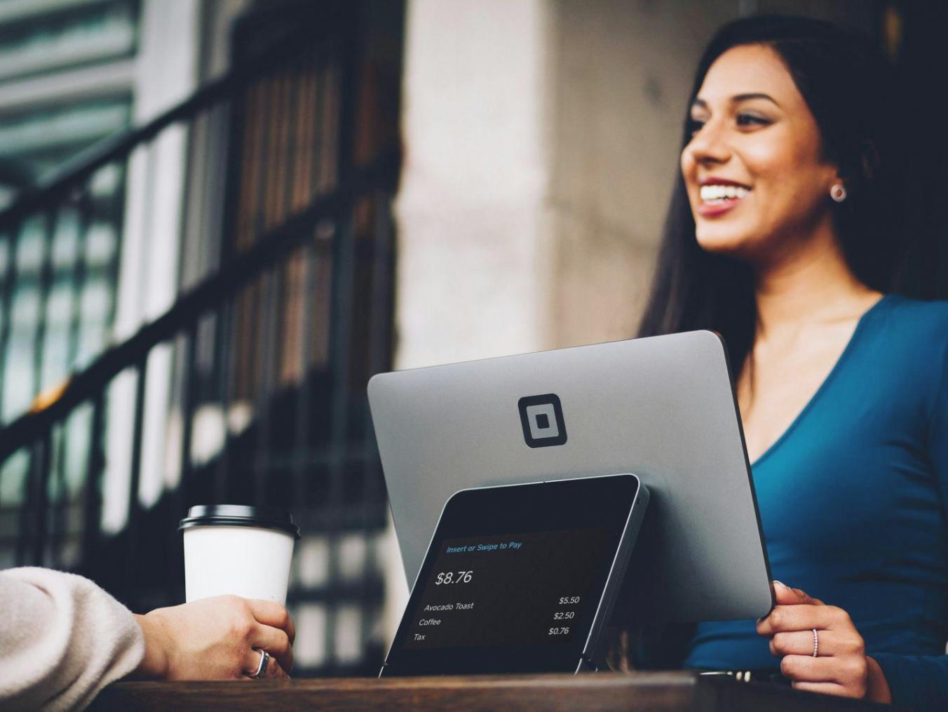 Professionelle Finanzberatung in modernen Büroräumen